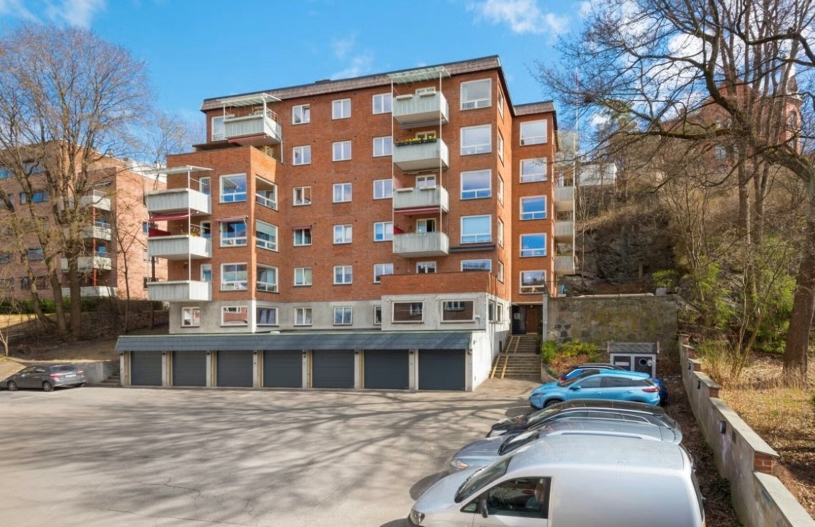 Aksjelaget disp. 6 p-plasser på gårdsplassen foran bygget. Plass etter venteliste (i kjent periode bakover i tid har det kun i kortere perioder vært venteliste på parkeringsplasser). Galleribilde