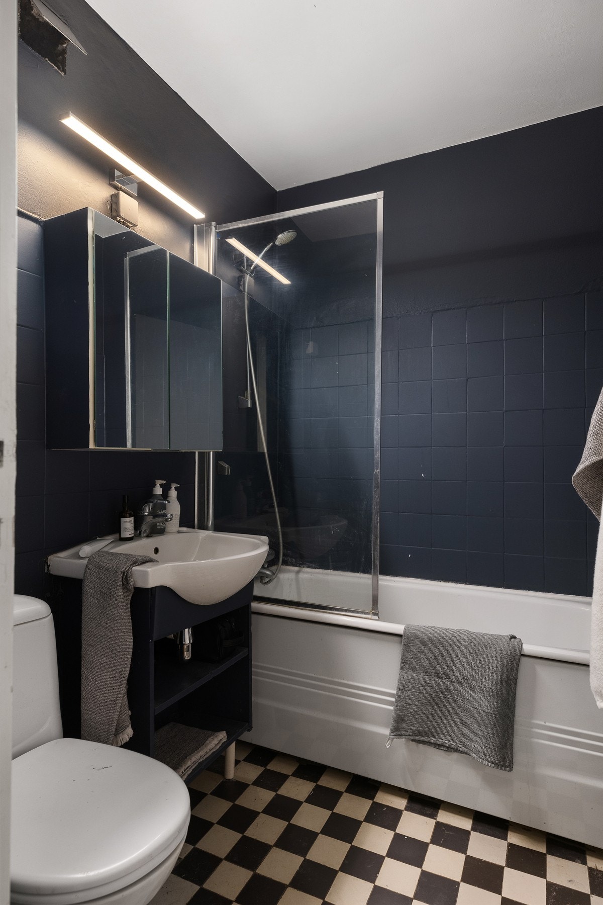 Det er planer om renovering av badet ifm. kommende rørprosjekt i boligaksjelaget. Kjøper kan være med å påvirke resultatet (ev. ønsker utover standard bekostes kjøper). Galleribilde