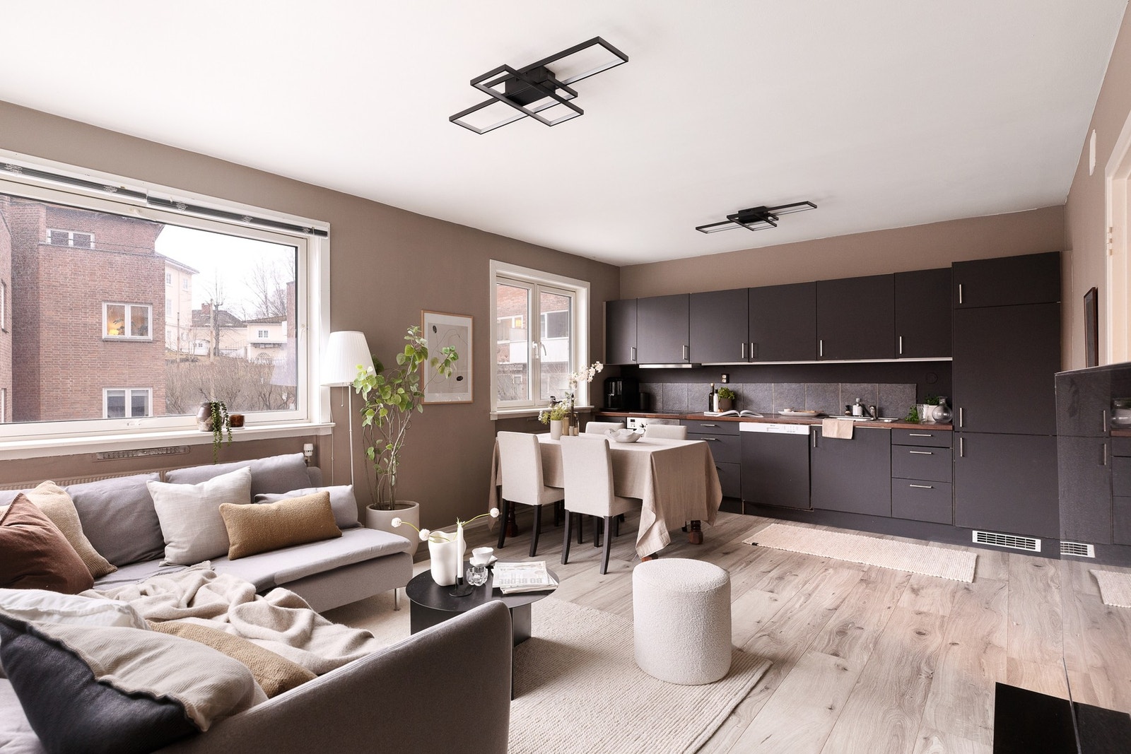 Kombinasjonen av leilighetens hjørneplassering og store vindusflater gir godt med lysinnslipp. Galleribilde