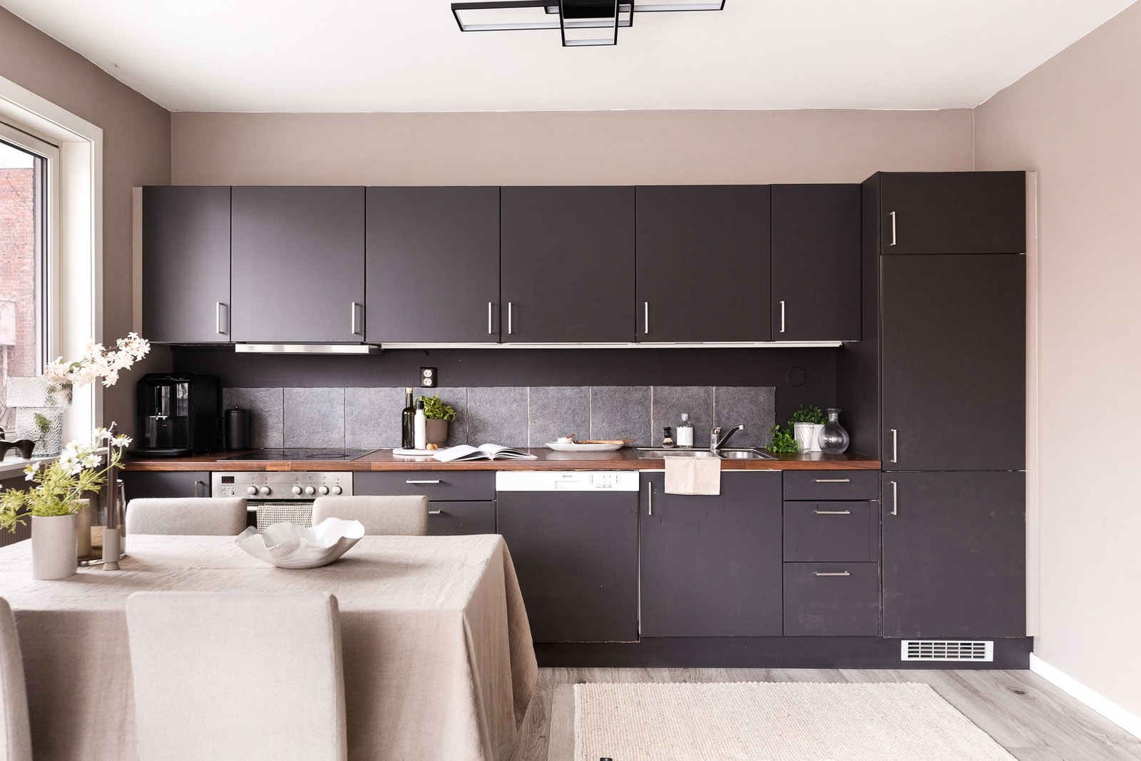 Kjøkkenet har godt med både skap- og benkeplass, samt integrerte hvitevarer. Galleribilde