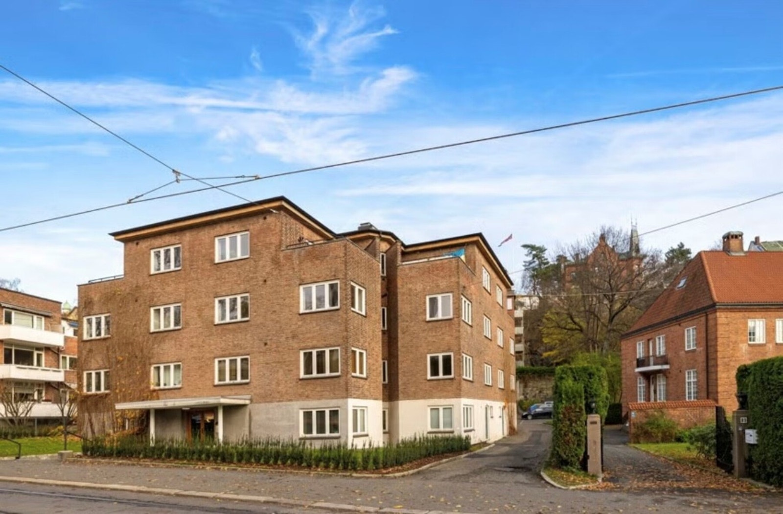 Drammensveien 91B ligger tilbaketrukket og skjermet til, bak dette bygget, i andre rekke mot Drammensveien. Galleribilde