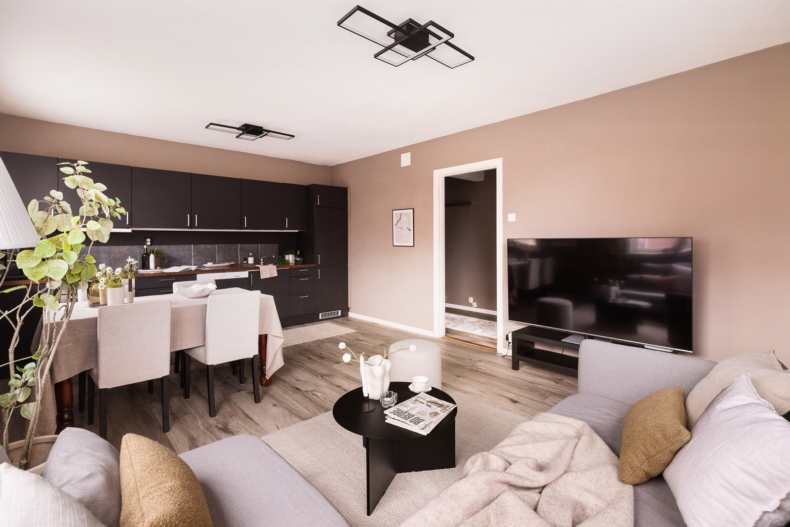 God og sosial planløsning med åpen stue-/kjøkkenløsning. Galleribilde