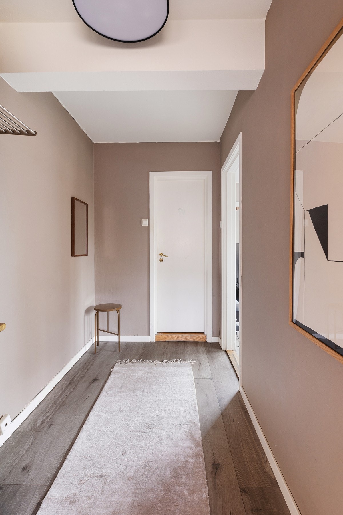 Ifm. gangen tar man seg inn til leilighetens bad. Galleribilde