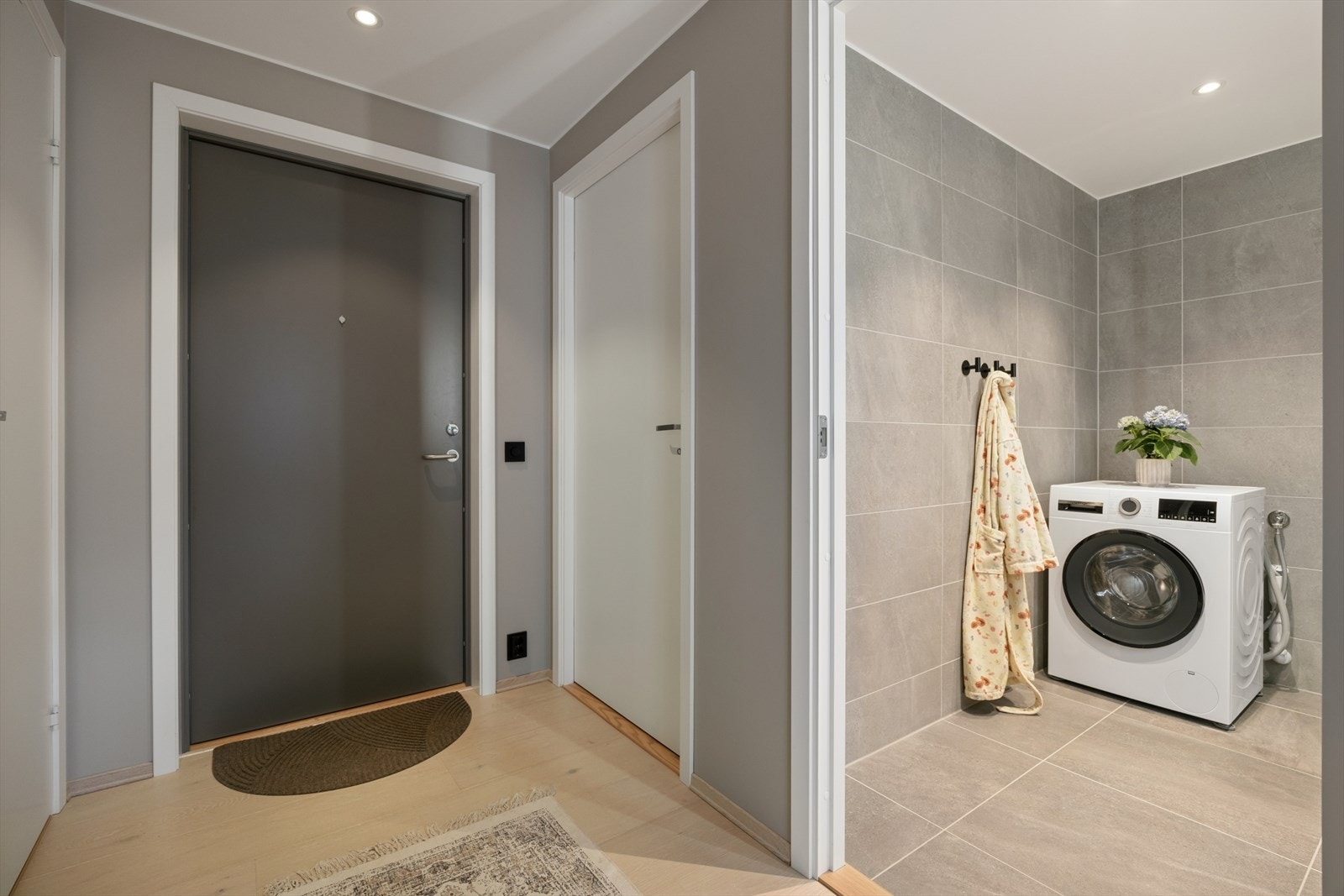 Man ønskes velkommen inn en lys og romslig entré. Direkte tilgang til praktisk innvendig bod. Ytterdøren er brann- og lydklassifisert. Galleribilde