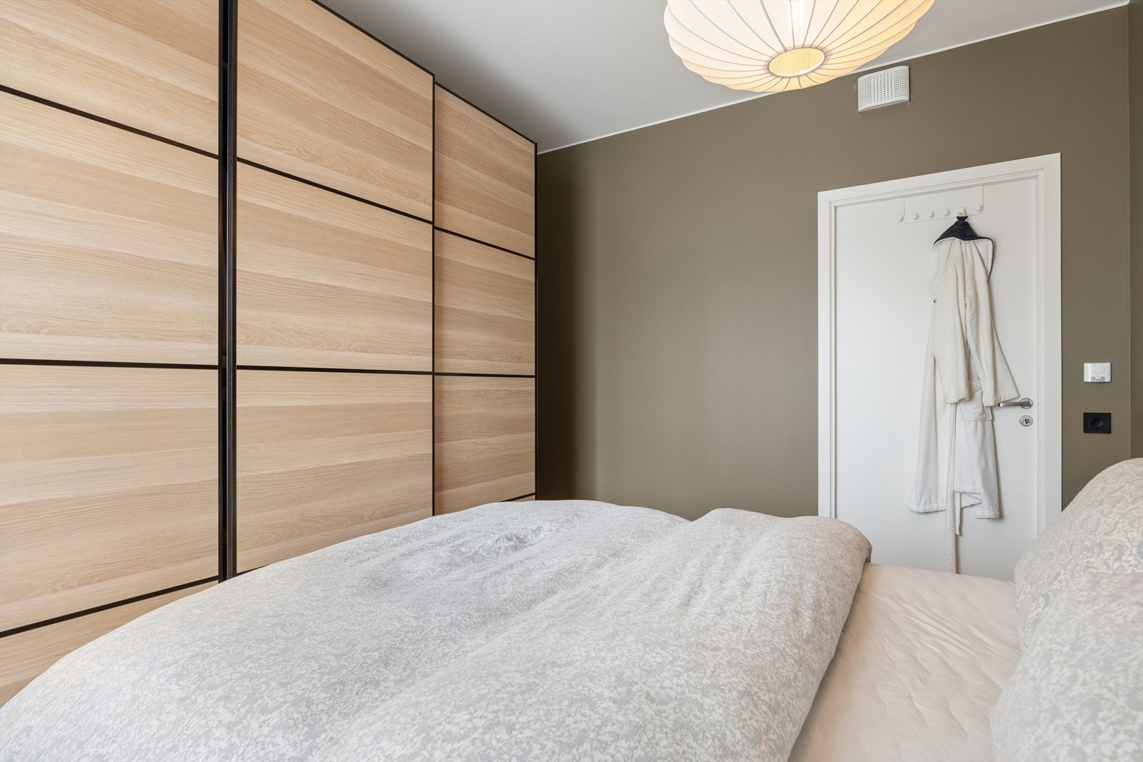 Rommet har en rolig og behagelig atmosfære, med vegger som er malt i behagelig farge. Galleribilde