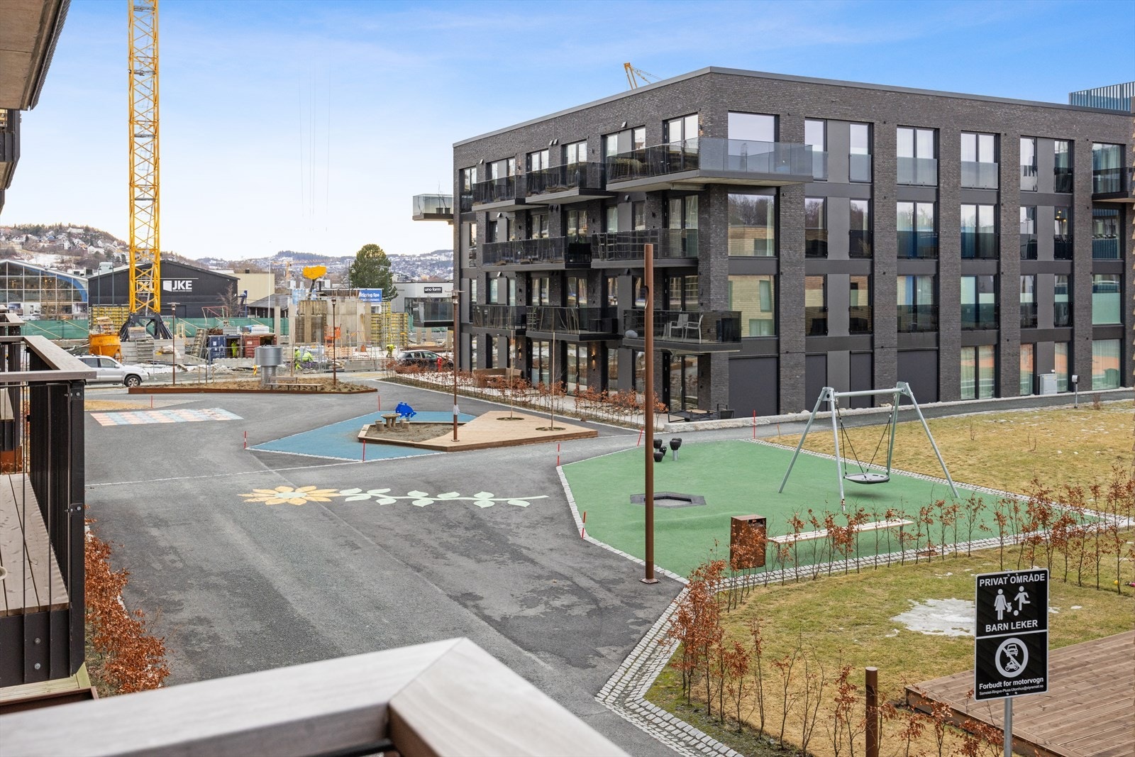 Fra leiligheten er det utsyn over fellesarealene. Det er flere barnehager i nærheten, som Ladesletta barnehage kun 8 minutter unna. Galleribilde