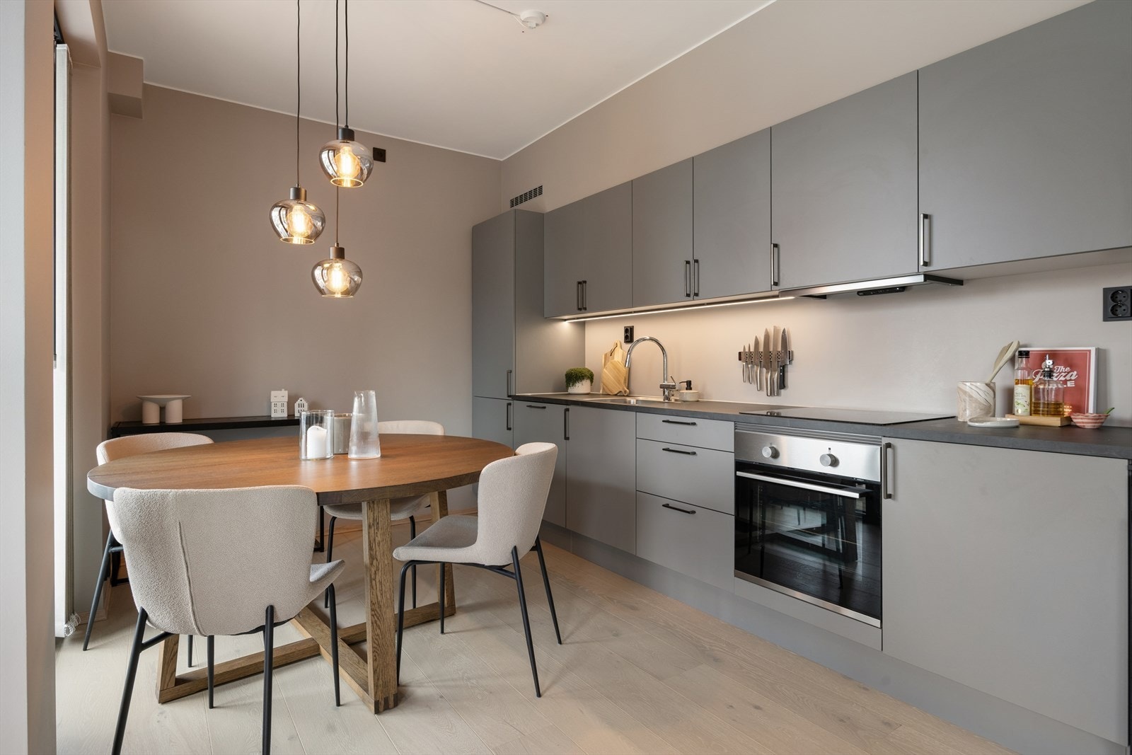 For økt sikkerhet er kjøkkenet utstyrt med både komfyrvakt over stekesonen og lekkasjevakt. Galleribilde