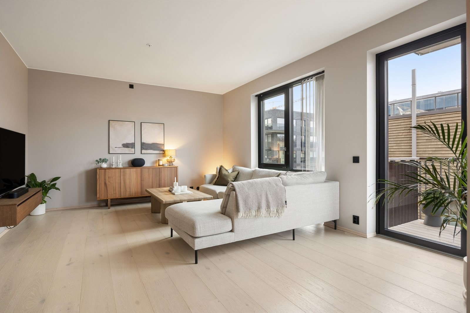 Stuen har god plass til en romslig sofagruppe. Store vindusflater med 3-lags glass sikrer et behagelig inneklima. Galleribilde