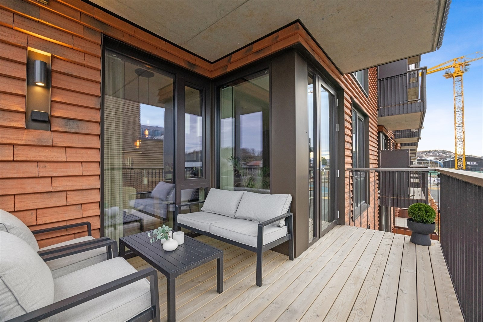 Fra stuen er det utgang til balkongen. Her har du solen fra ca. 14.00 til 20.00 på sommeren. Galleribilde