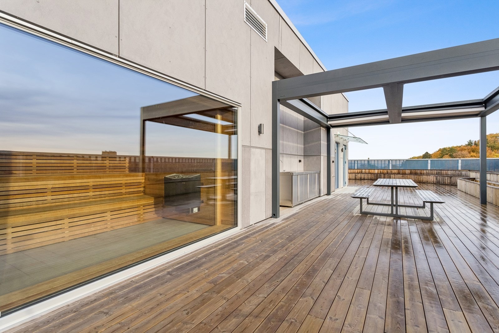 På taket finner du en felles takterrasse med sauna, et flott tilbud for rekreasjon og velvære. Galleribilde