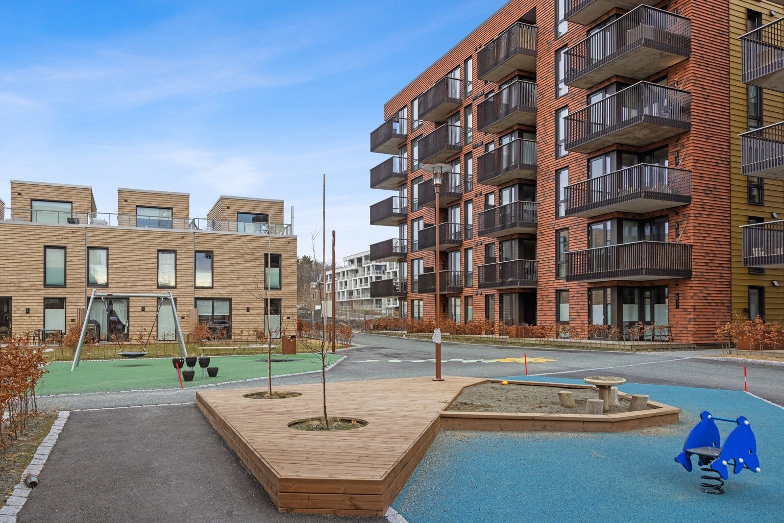 Uteområdene er pent opparbeidet med lekeplass og sittegrupper. Galleribilde