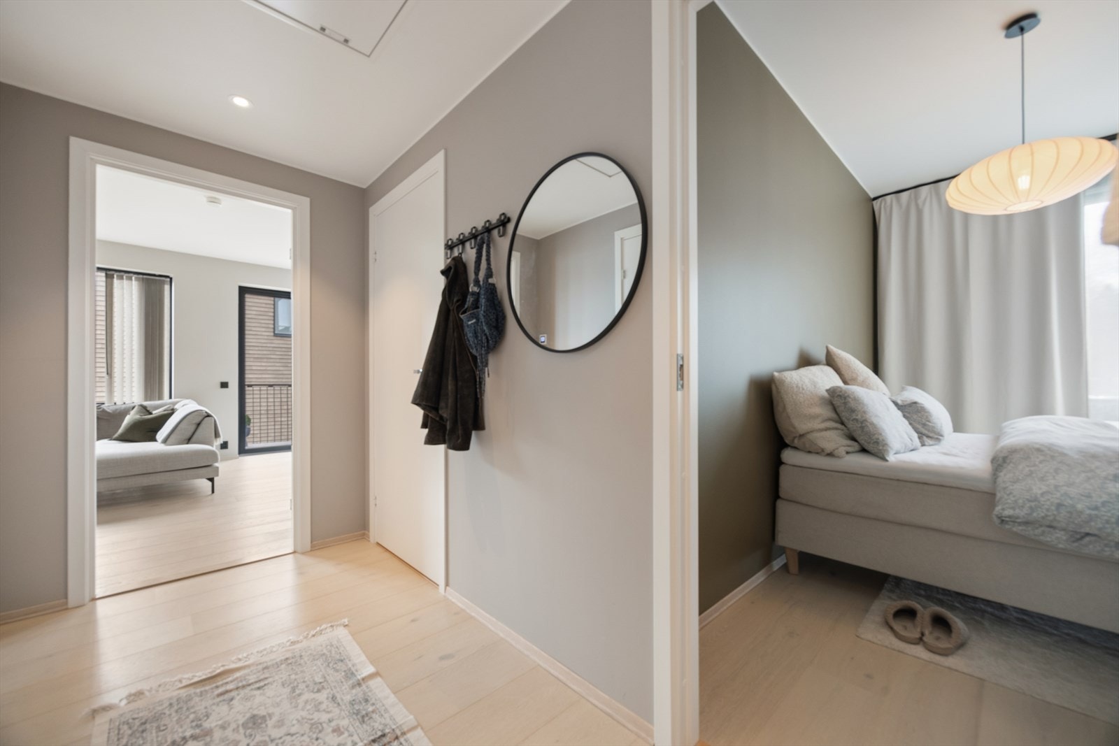 Entréen gir et godt førsteinntrykk og har direkte tilknytning til soverommene og leilighetens sosiale sone. Galleribilde