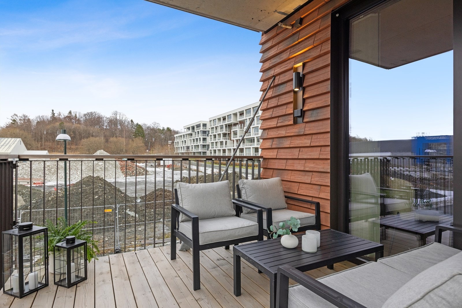 Balkongen er solid bygget i en betong- og stålkonstruksjon med spaltegulv i tre. Det skal bygges flere boliger på nabotomten. Galleribilde