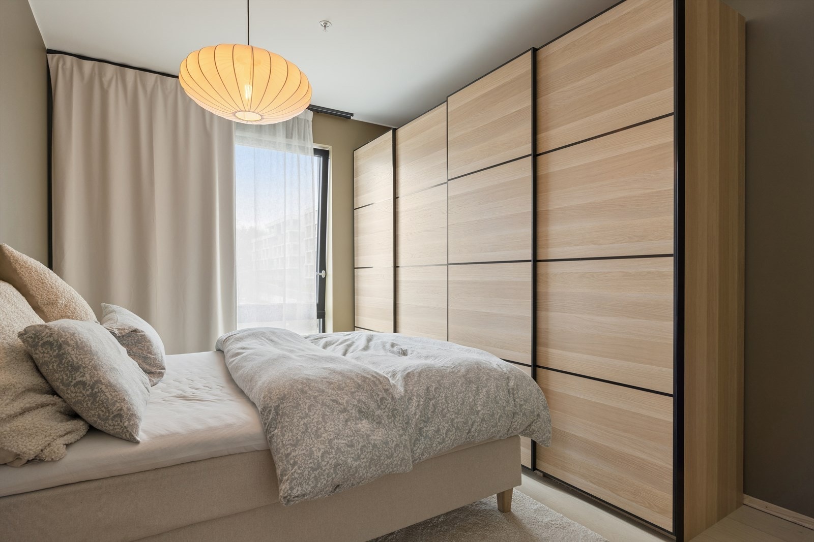 Hovedsoverommet på 11,4 m² har en romslig skyvedørsgarderobe som gir rikelig med oppbevaringsplass. Galleribilde