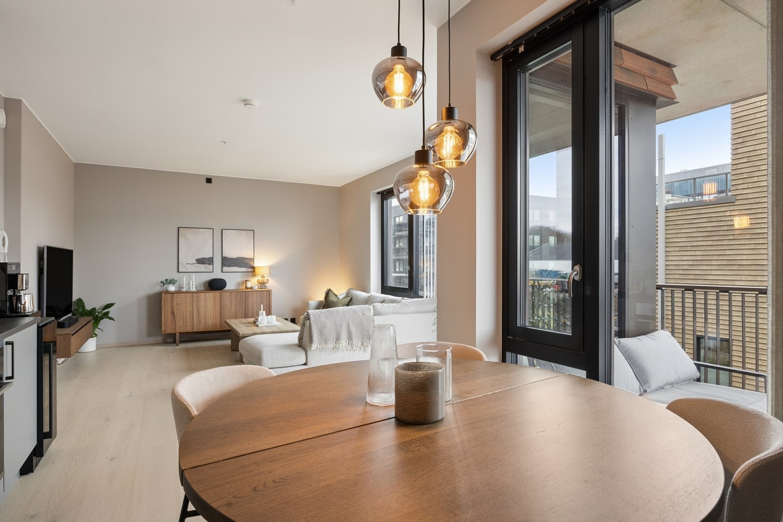 Spiseplassen er naturlig plassert mellom stue og kjøkken, med godt med lysinnslipp fra de store vindusflatene. Galleribilde