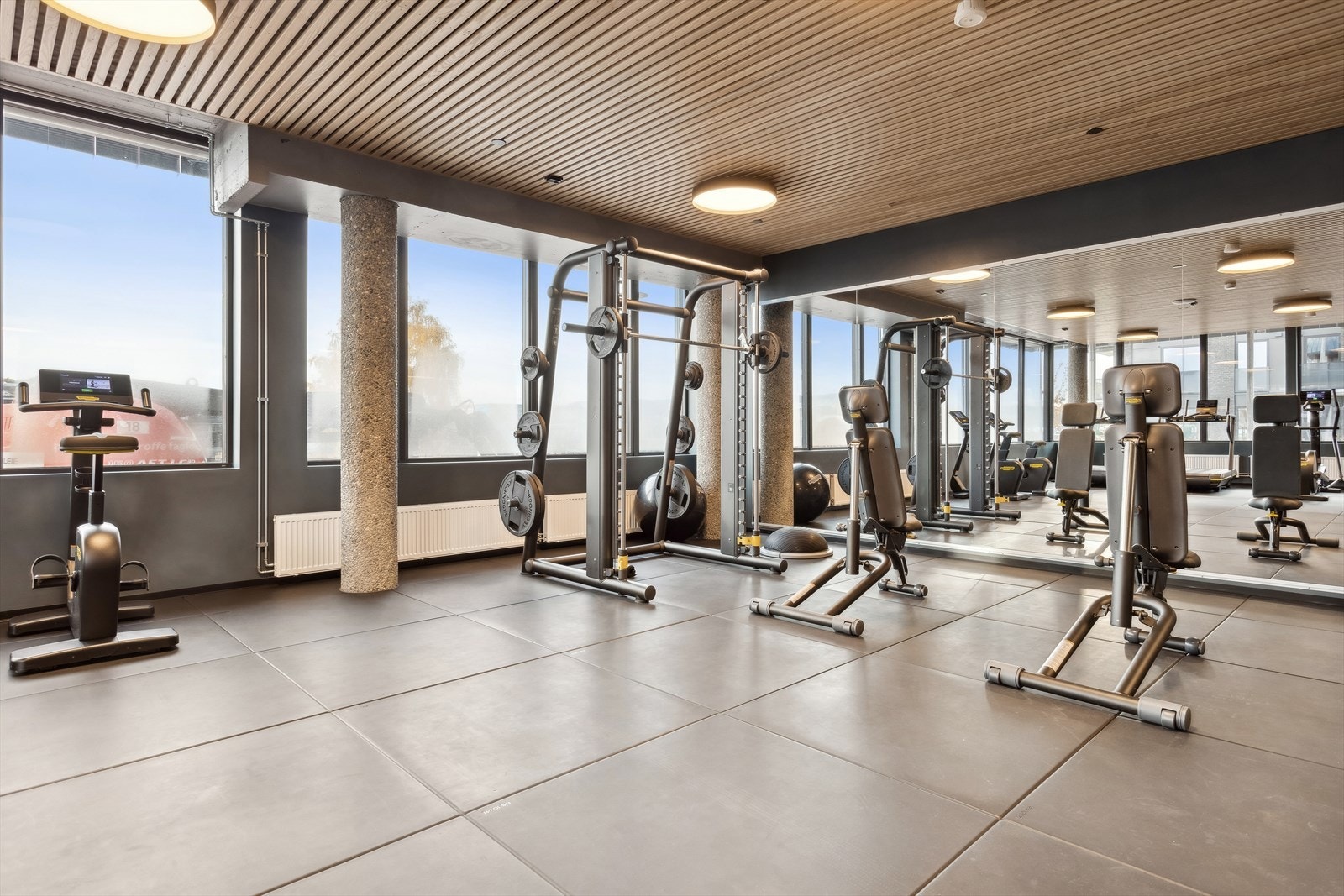 Sameienes felles treningsrom er velutstyrt og tilgjengelig for alle beboere. Går over to etasjer. Galleribilde