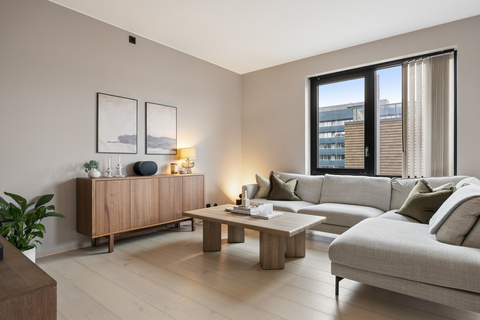 Stuen er et lunt og behagelig rom, med balansert ventilasjon som sikrer et sunt inneklima året rundt. Galleribilde