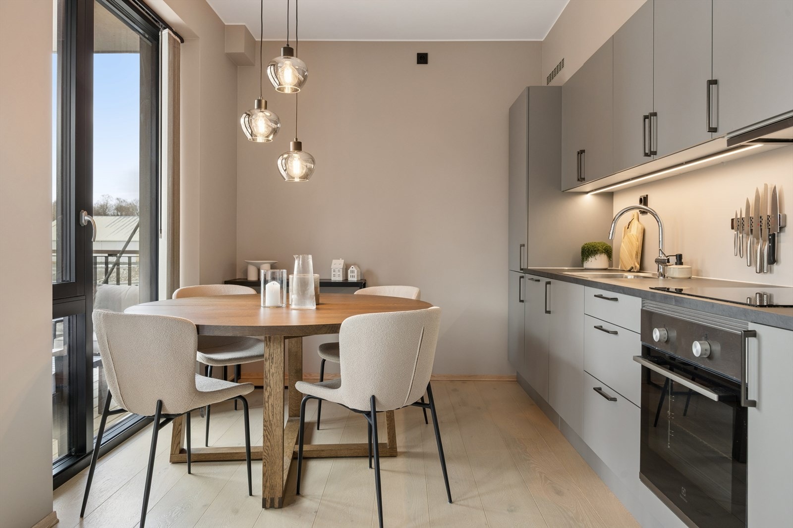 Kjøkkenet er funksjonelt innredet med slette fronter og integrerte hvitevarer som stekeovn, platetopp og oppvaskmaskin som alle medfølger. Galleribilde