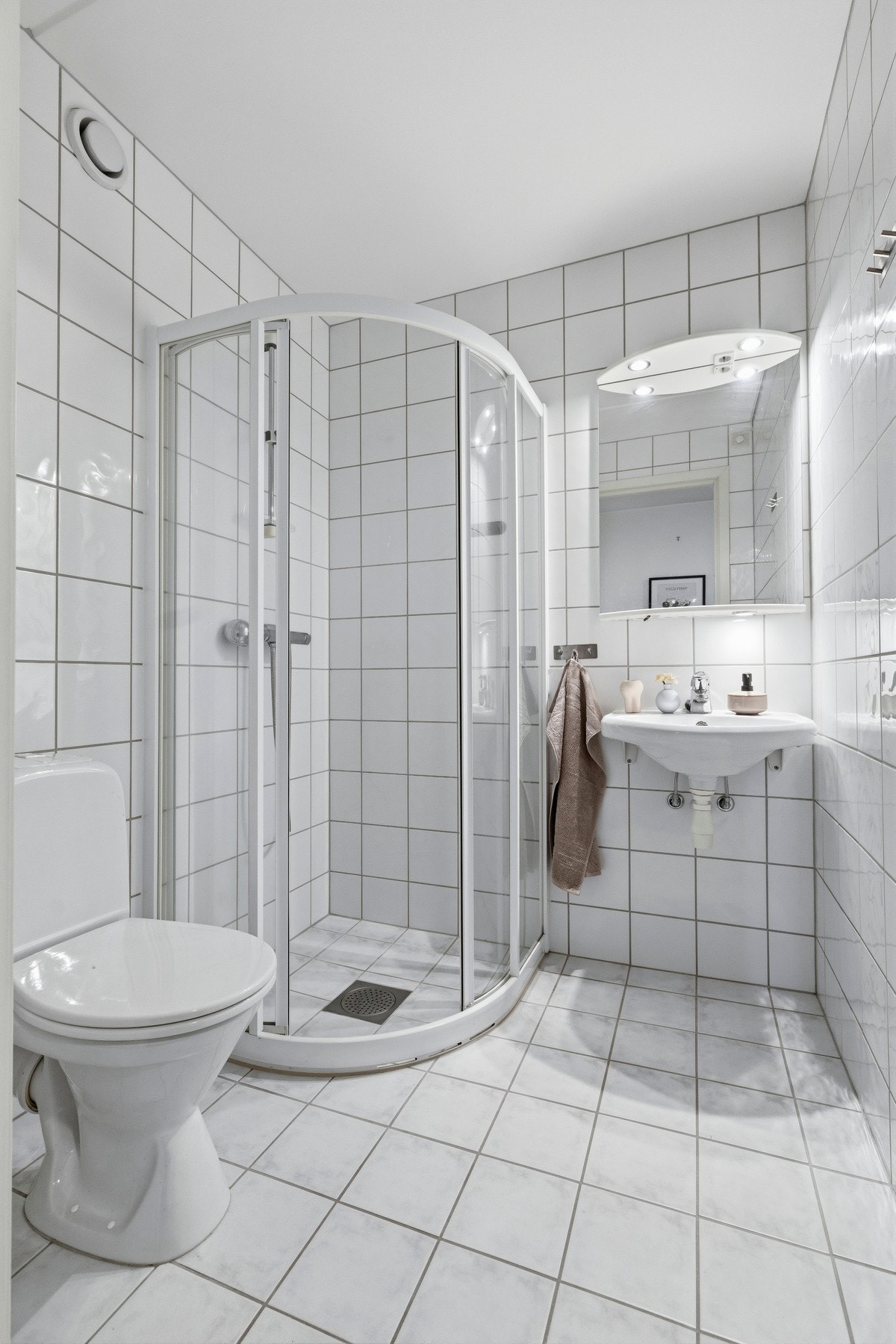 Flislagt bad fra byggeår med elektriske varmekabler i gulv. Galleribilde