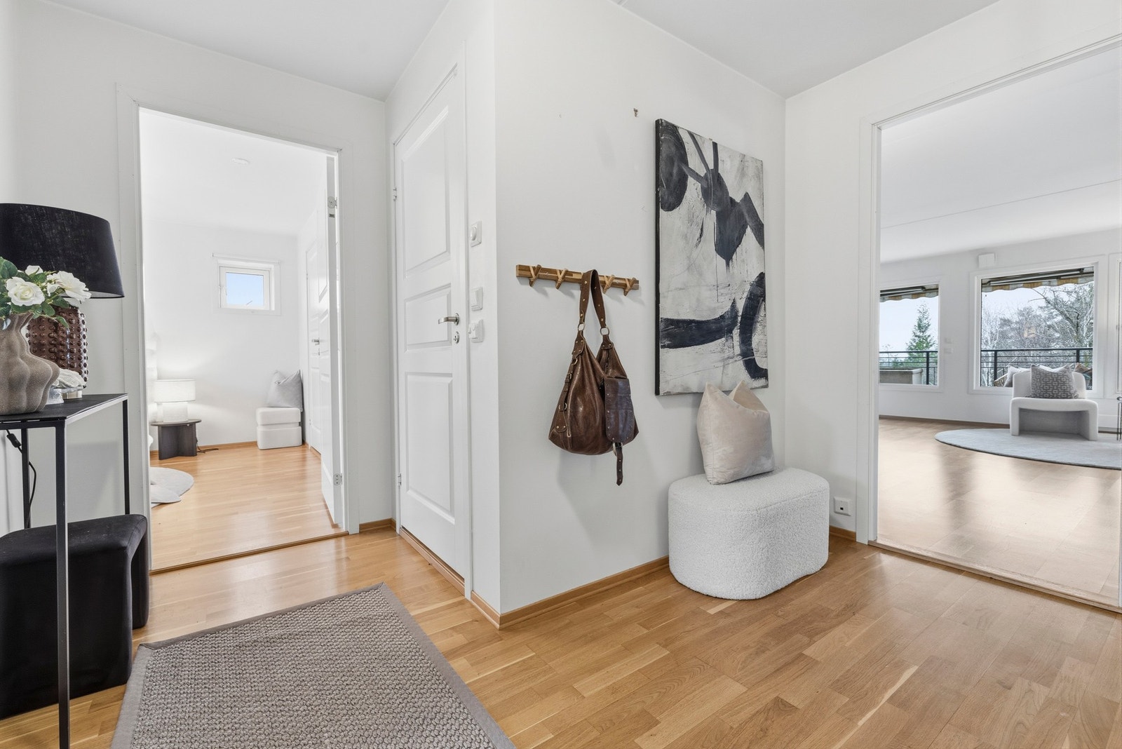 Hyggelig entré som gir et godt førsteinntrykk og fungerer som det naturlige knutepunktet i leiligheten. Galleribilde