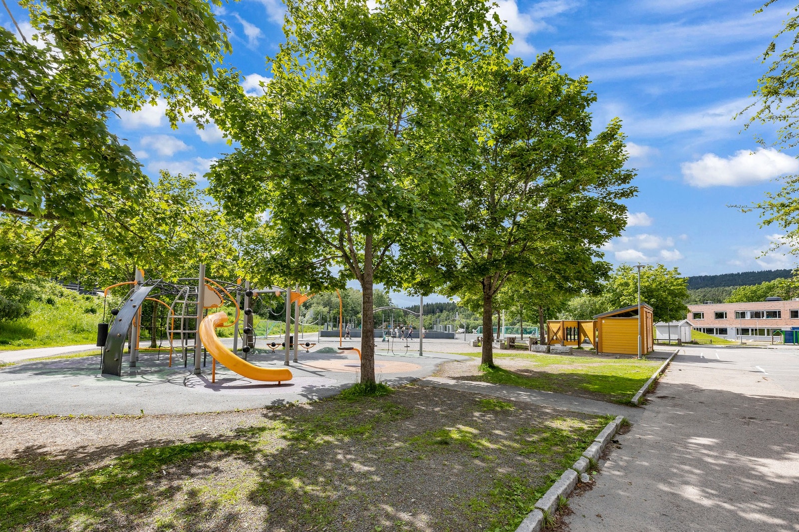 Det er kort vei offentlig kommunikasjon og til et bredt utvalg av forretninger og tilbud på Ullevål Stadion. Galleribilde