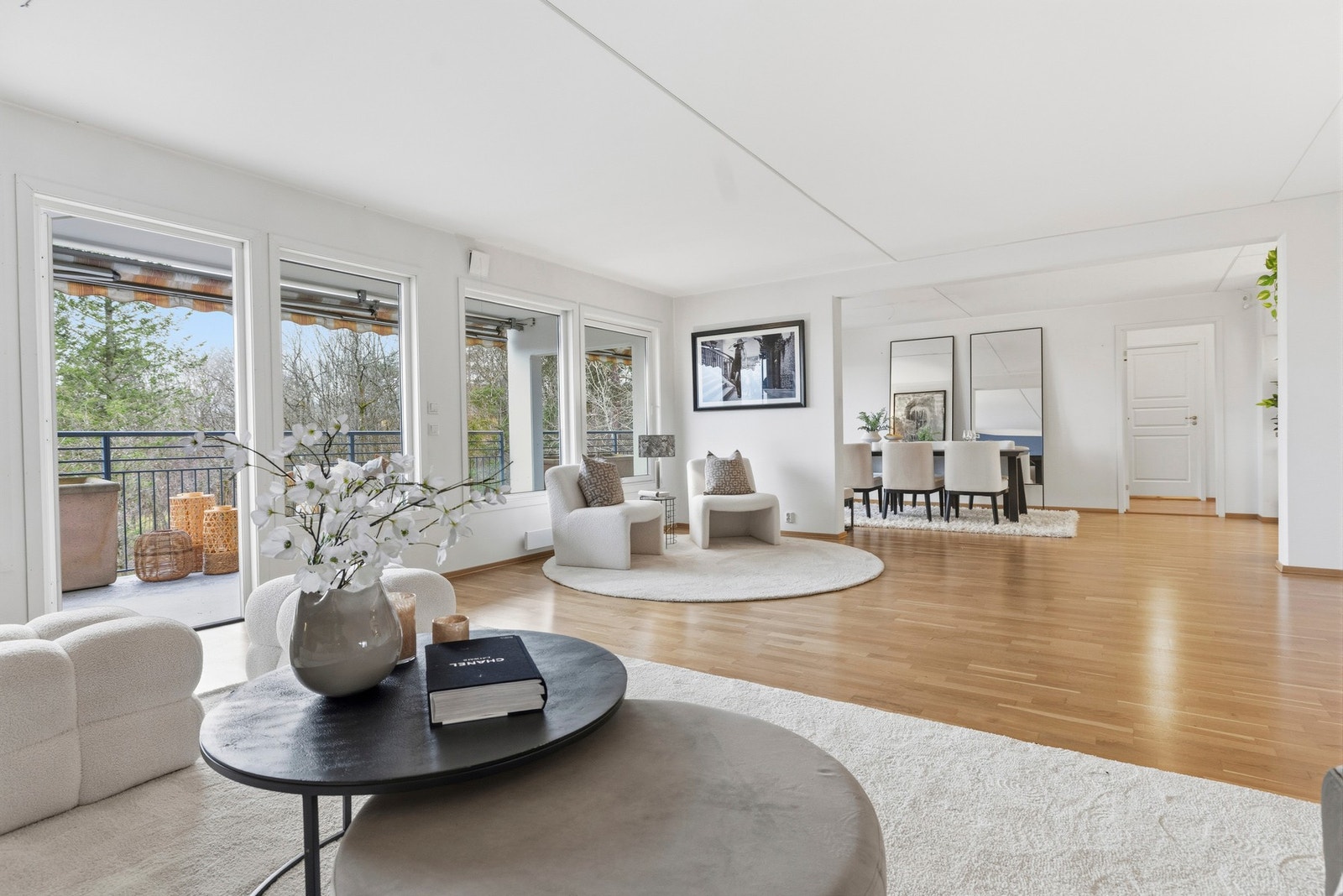 Leiligheten er beliggende i 7.etasje med heisadkomst og byr på store vindusflater og en gjennomgående og godt utnyttet planløsning. Galleribilde