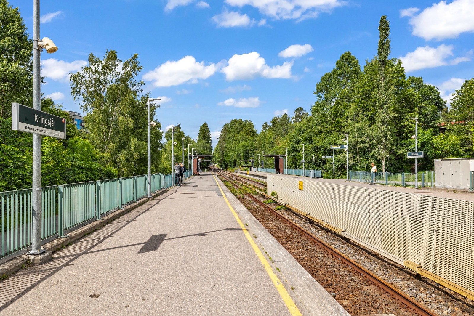 Området byr på gode offentlige forbindelser med både buss, trikk og T-bane. Nærmeste busstopp er i Sognsveien ved Blindern videregående, som ligger ca. 200m fra leiligheten. Galleribilde