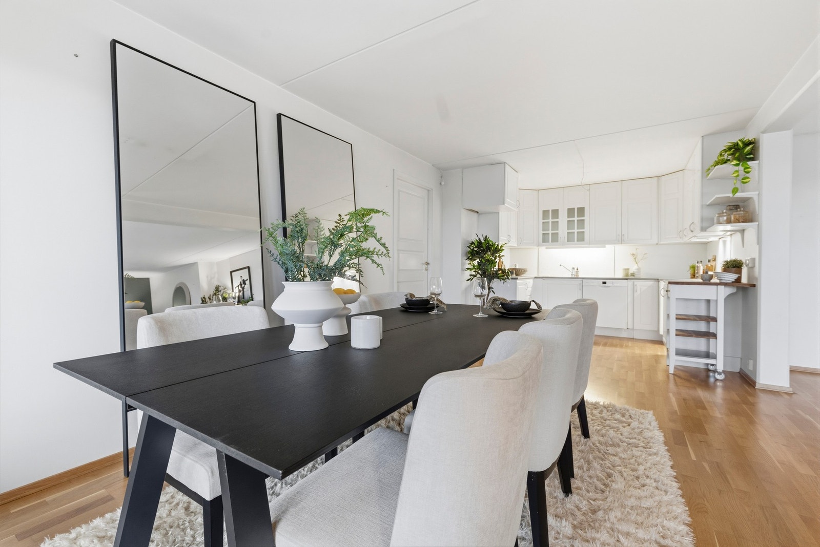 Kjøkken fra byggeår med stor plass til spisebord i tilhørende spisestuedel. Galleribilde