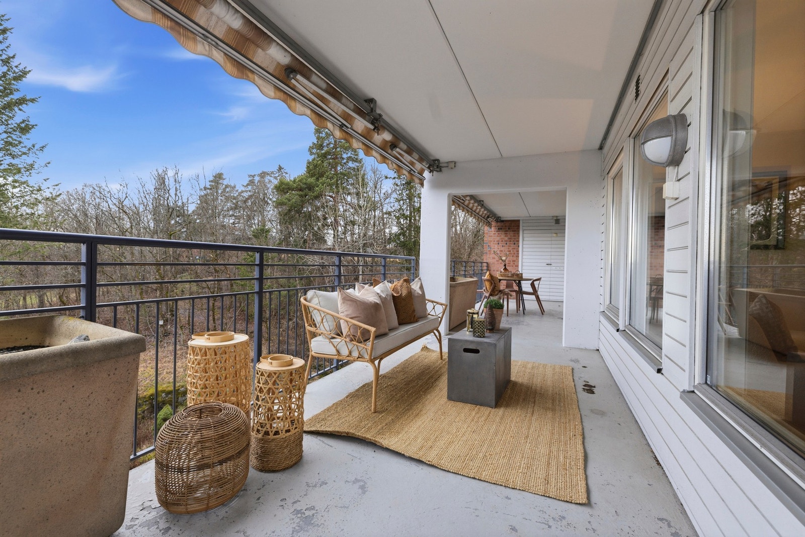 Her er det god plass til lounge, spisebord, grill, solstoler eller annet ønskelig utemøblement. Galleribilde