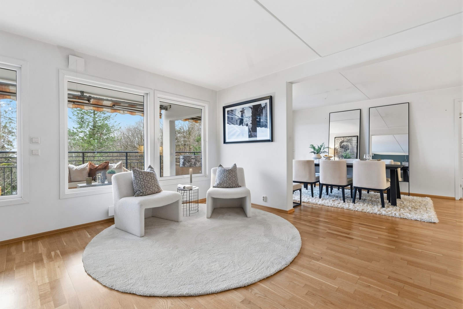 Fra stuen er det videre adkomst til kjøkken med spiseplass. Galleribilde