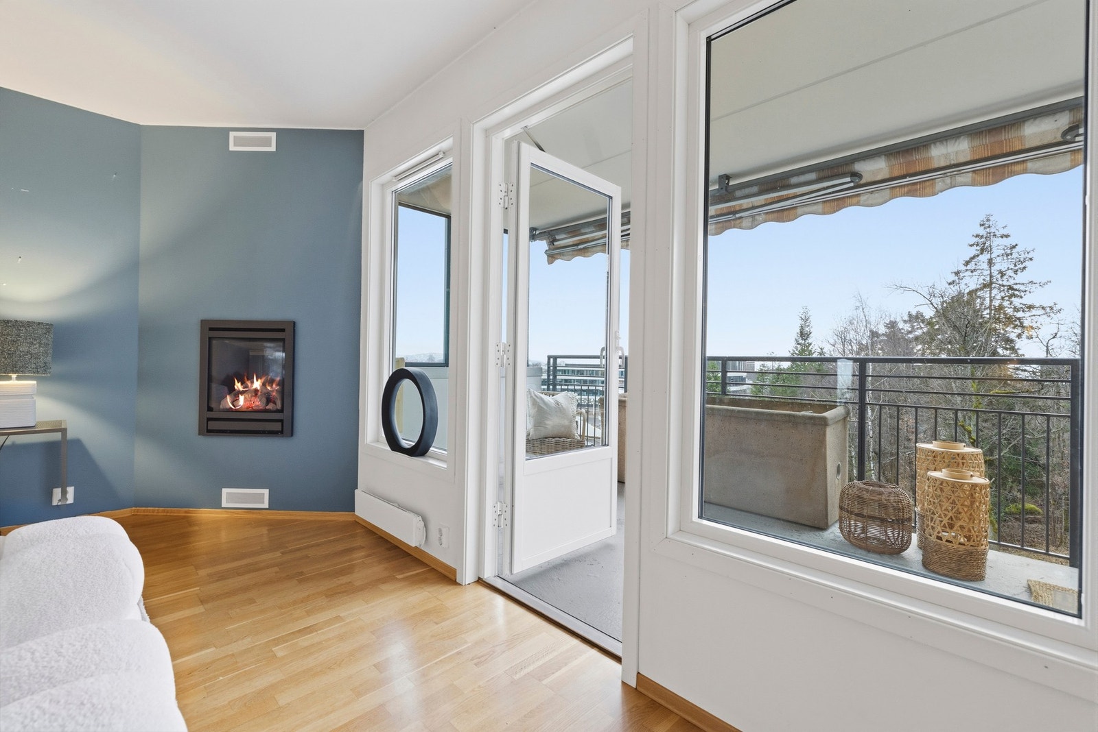 I enden av rommet er det utgang til en koselig terrasse, som på sommerstid oppleves som en forlengelse av stuen. Galleribilde