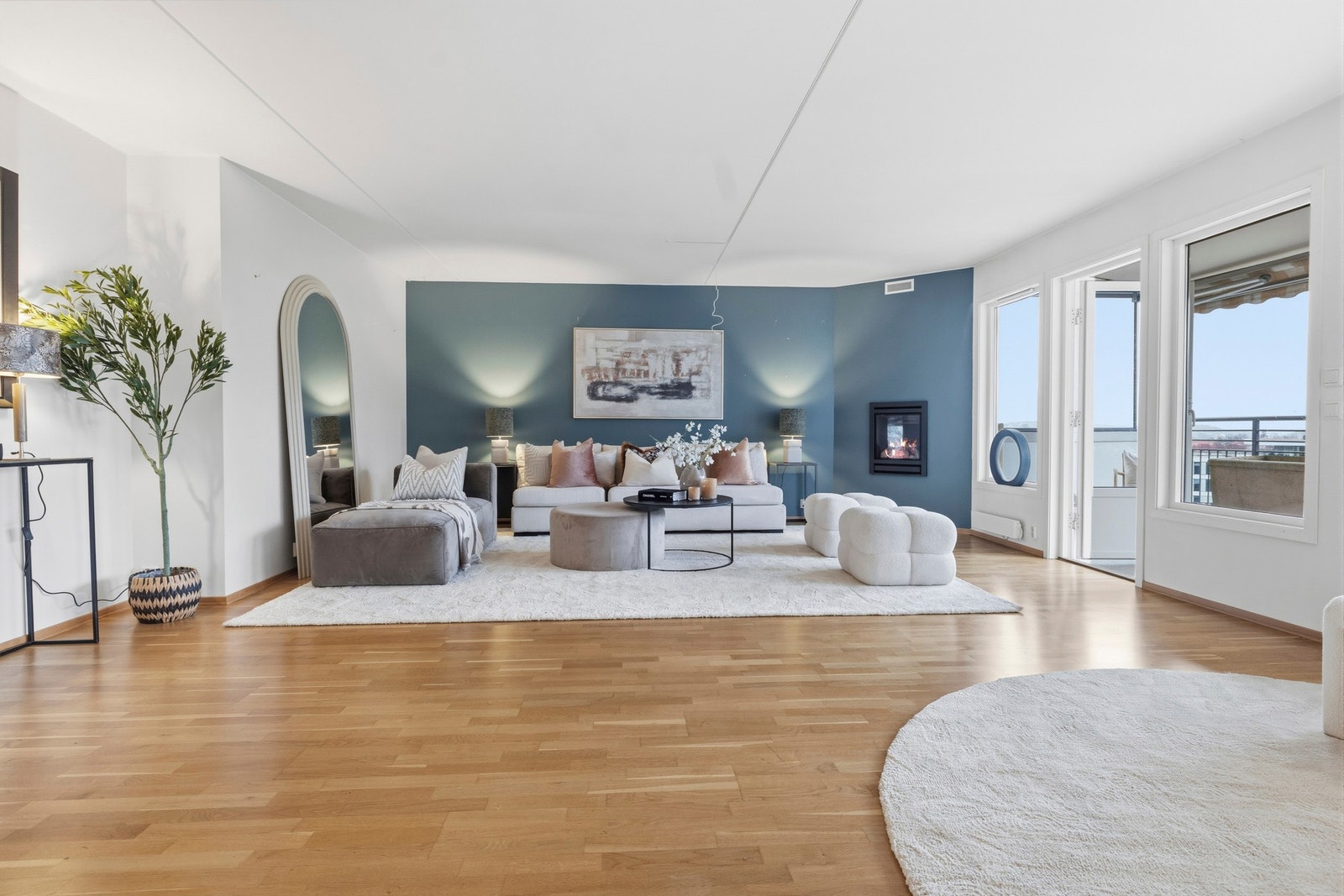 Stuen i leiligheten er romslig og flott opplyst med store vindusflater som gir rikelig med naturlig lys, og skaper en god atmosfære. Galleribilde