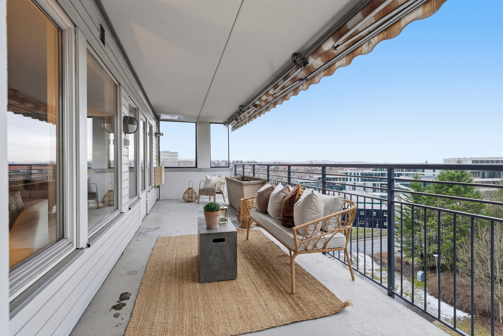 Terrassen er sydvestvendt og er oppmålt til ca. 32 m² Galleribilde