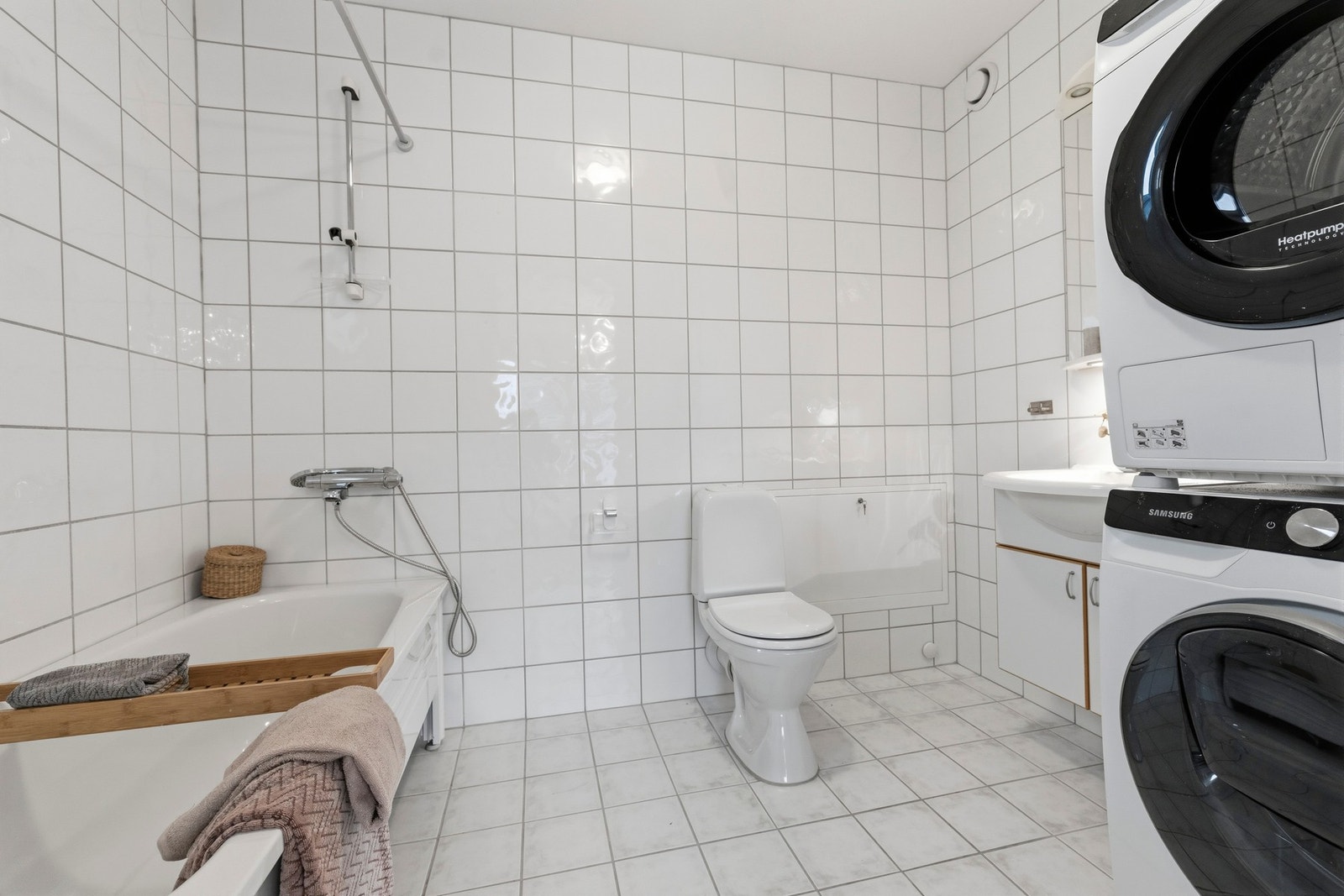 Romslig, flislagt bad fra byggeår med elektriske varmekabler i gulv. Galleribilde