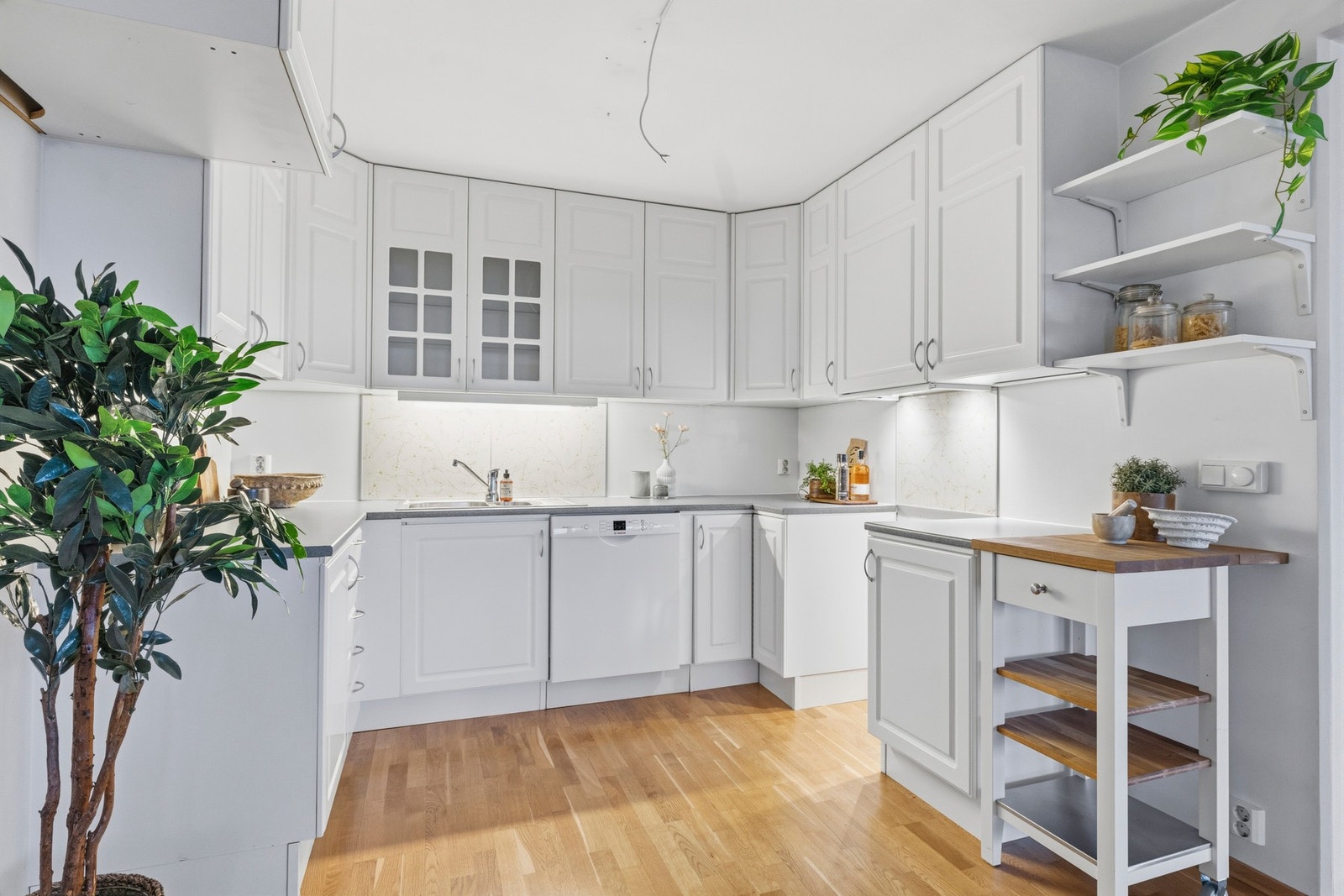 Kjøkkeninnredningen har profilerte fronter i laminat og her er det rikelig med benkeplass samt gode oppbevaringsmuligheter i over- og underskap. Galleribilde