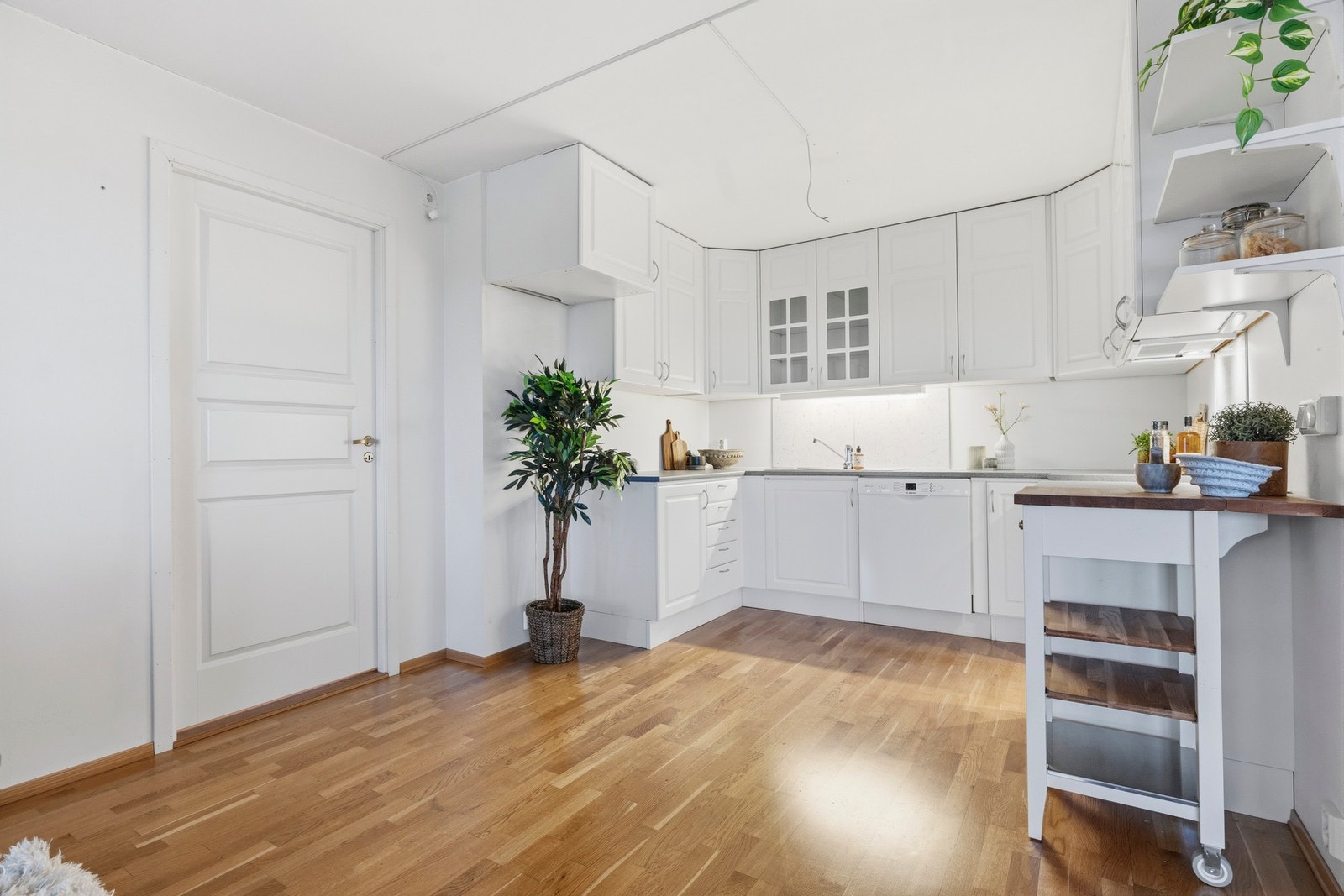 Laminat benkeplate med nedfelt oppvaskkum. Kjøkkenet har opplegg for hvitevarer. Galleribilde