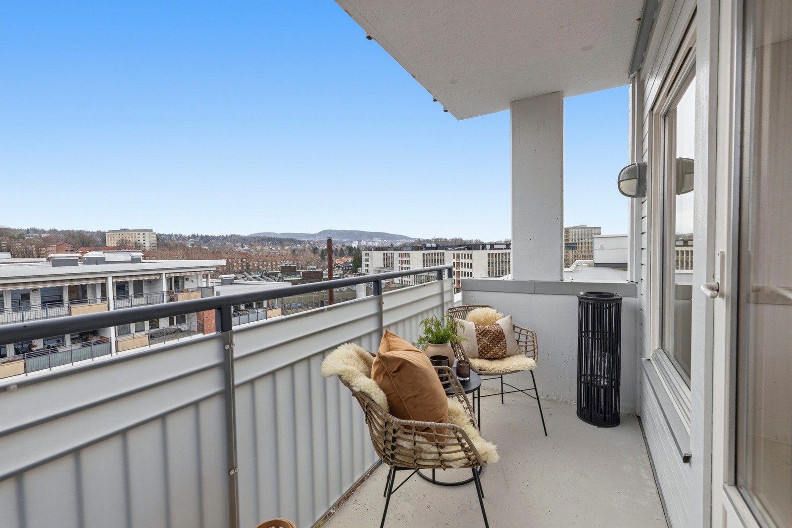 Fra hovedsoverommet er det utgang til en balkong på ca. 5 m². Galleribilde