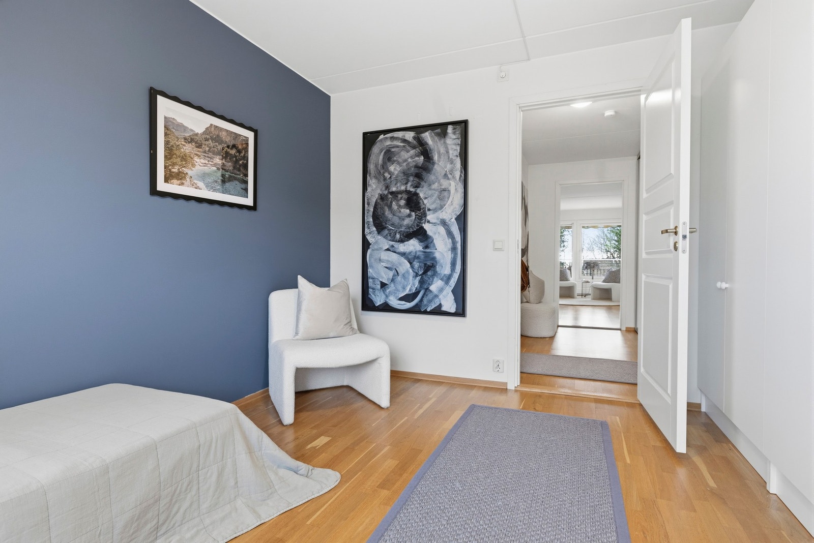 Rommet kan enkelt innredes etter egne preferanser, enten det er behov for et hjemmekontor, en koselig TV-stue, barnerom eller et komfortabelt gjesterom. Galleribilde