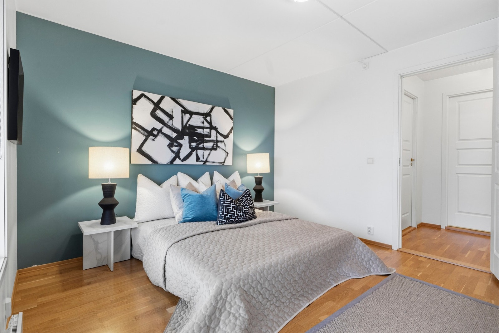 Soverommet er romslig og har god plass til dobbeltseng og nattbord på hver side. Galleribilde