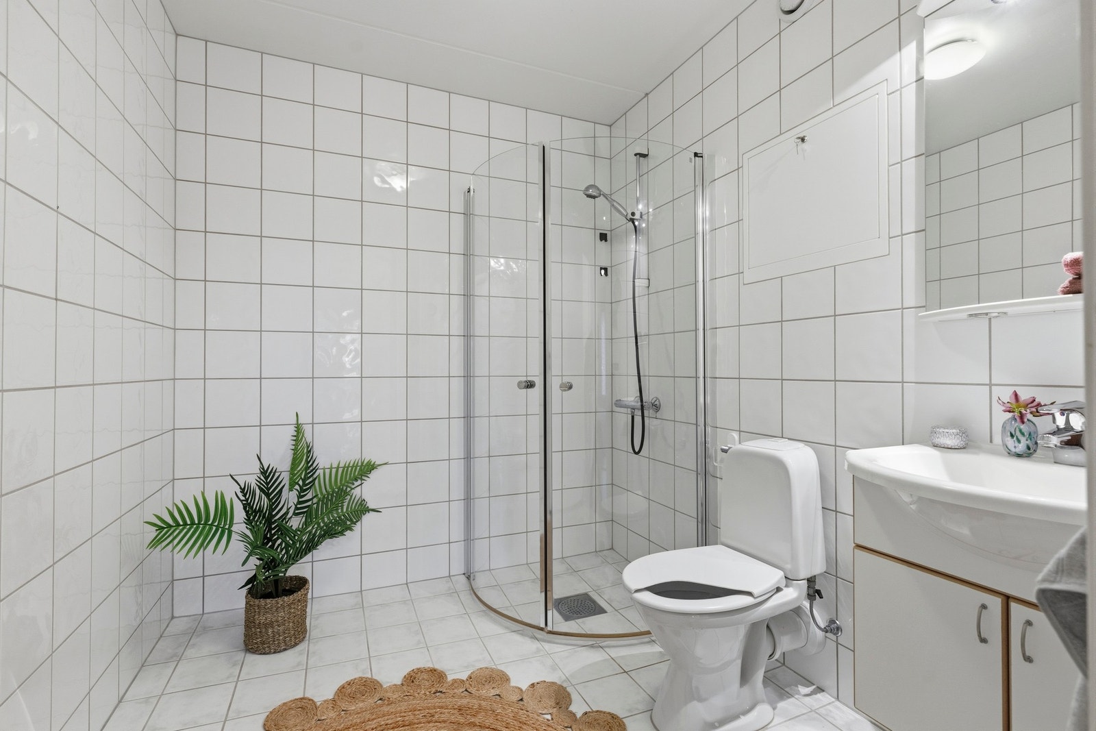 Flislagt bad fra byggeår med elektriske varmekabler i gulv. Galleribilde