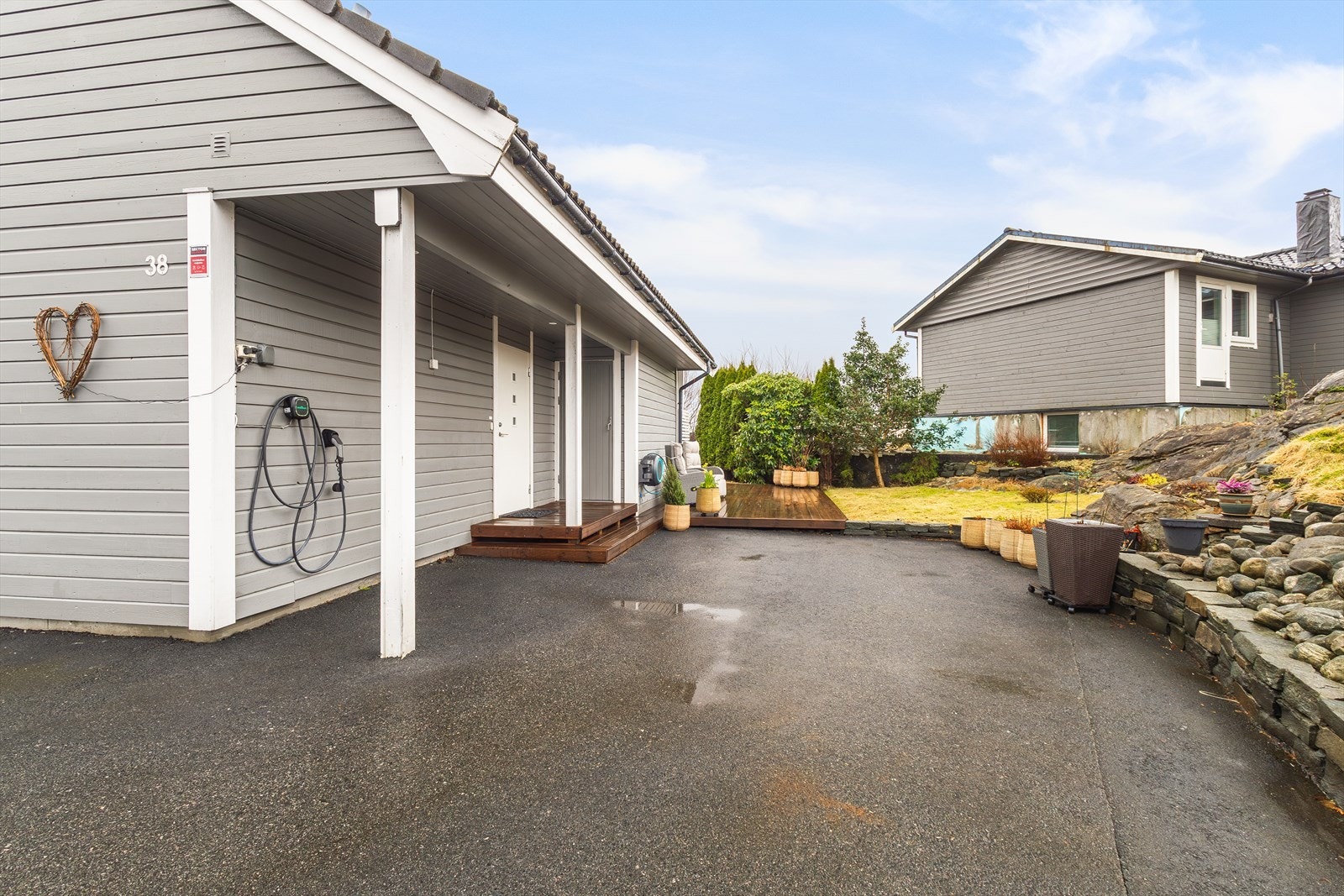 Elbillader er montert på husveggen. Galleribilde