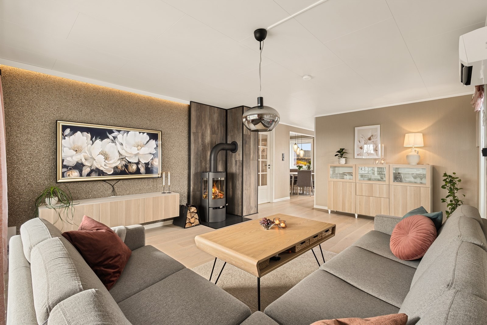 Boligen har en stor og romslig stue med gode møbleringsmuligheter. Galleribilde