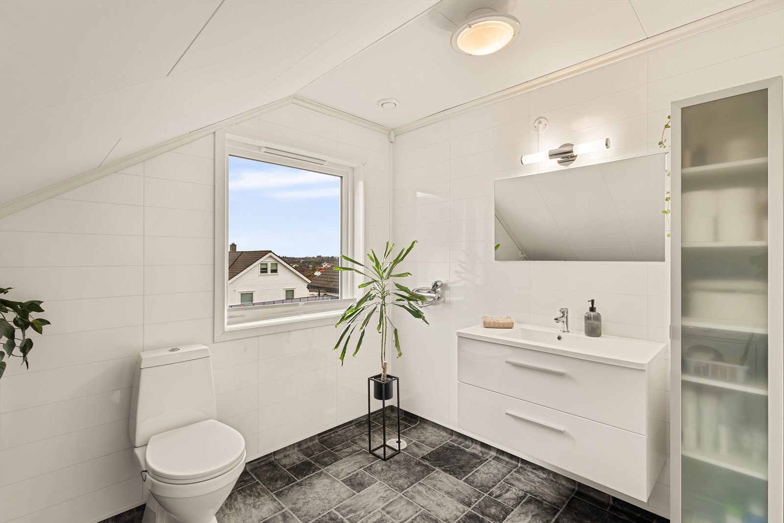 Badet på loftet ble pusset opp i 2017 og er praktisk innredet. Galleribilde