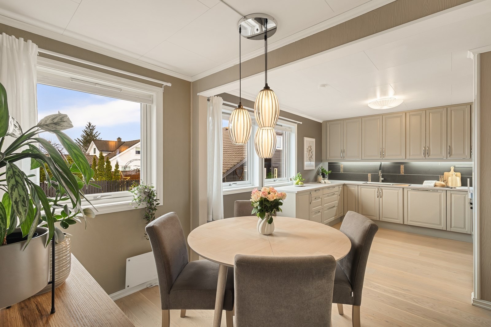 Kjøkkenfrontene ble malt i 2026, noe som gir kjøkkenet et oppdatert og moderne uttrykk. Galleribilde