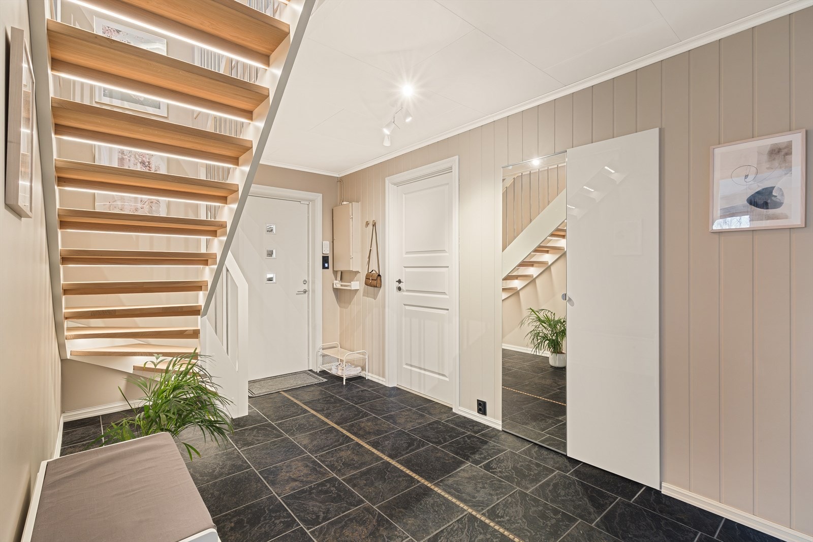 Her er det god plass til oppbevaring av sko og yttertøy samt varmekabler i gulv. Galleribilde