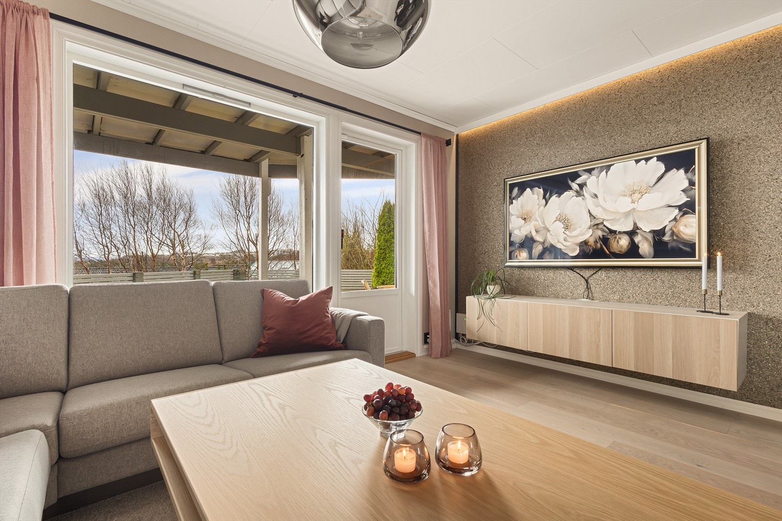 Her er det god plass til både sofagruppe, stuebord, TV-møblement og øvrig innredning etter behov. Galleribilde