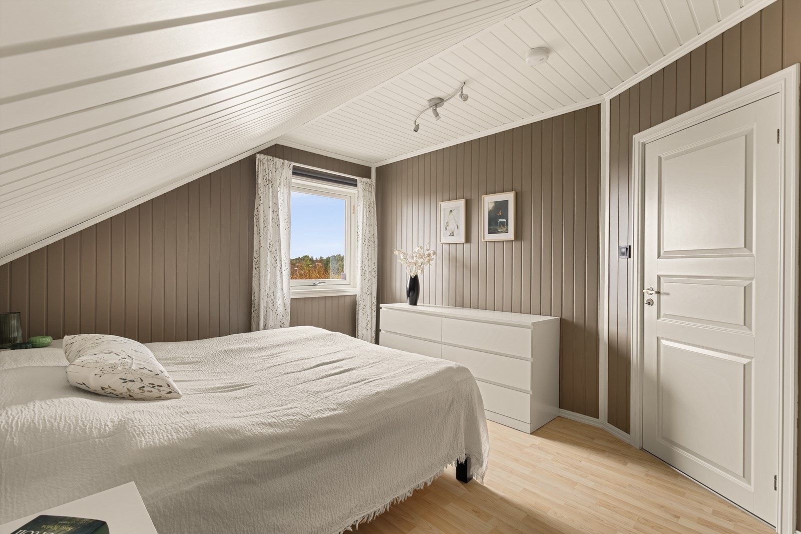 Soverom 1 er av god størrelse med plass til seng og oppbevaring. Galleribilde