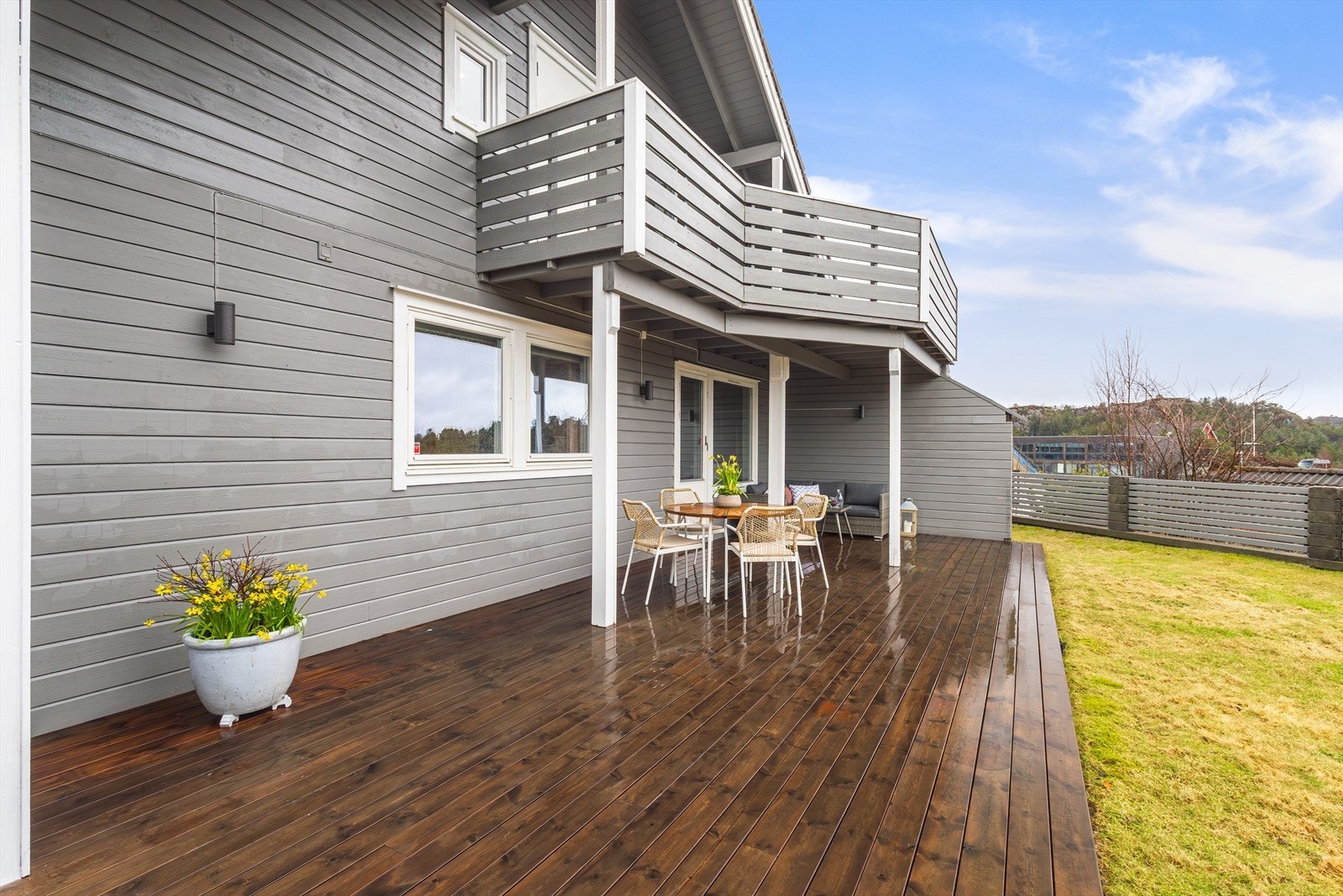 Terrassen strekker seg rundt store deler av boligen og har gode solforhold. Galleribilde