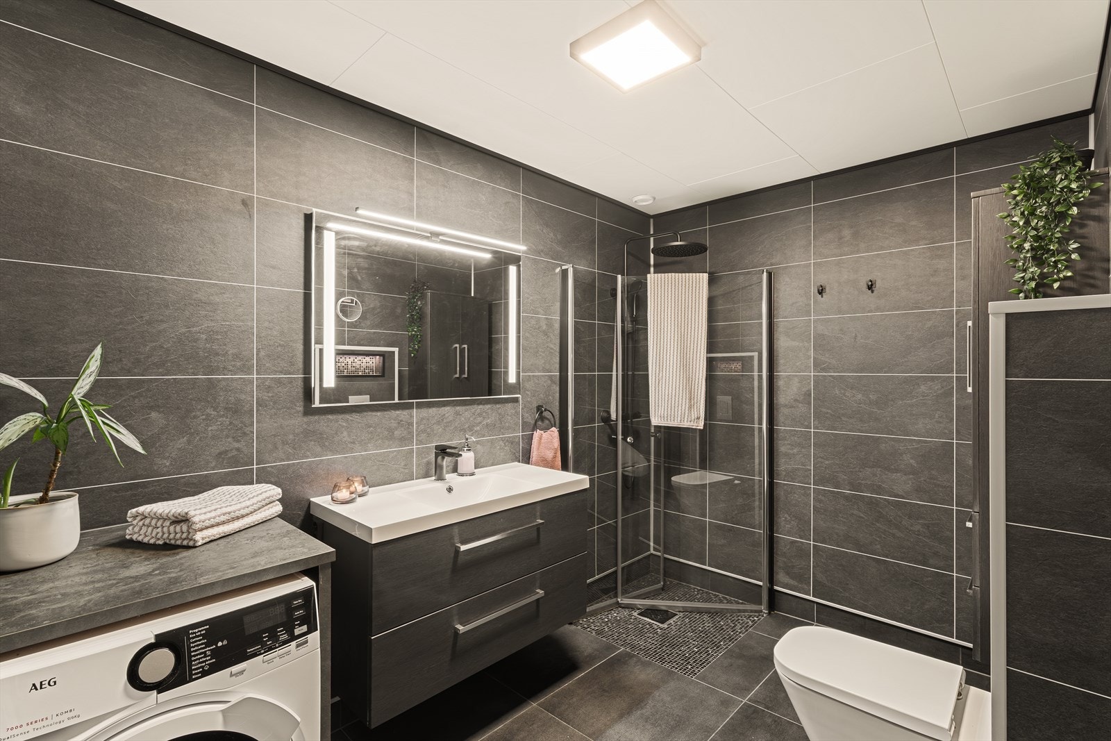 Badet i første etasje er det største og fremstår moderne og velholdt. Galleribilde