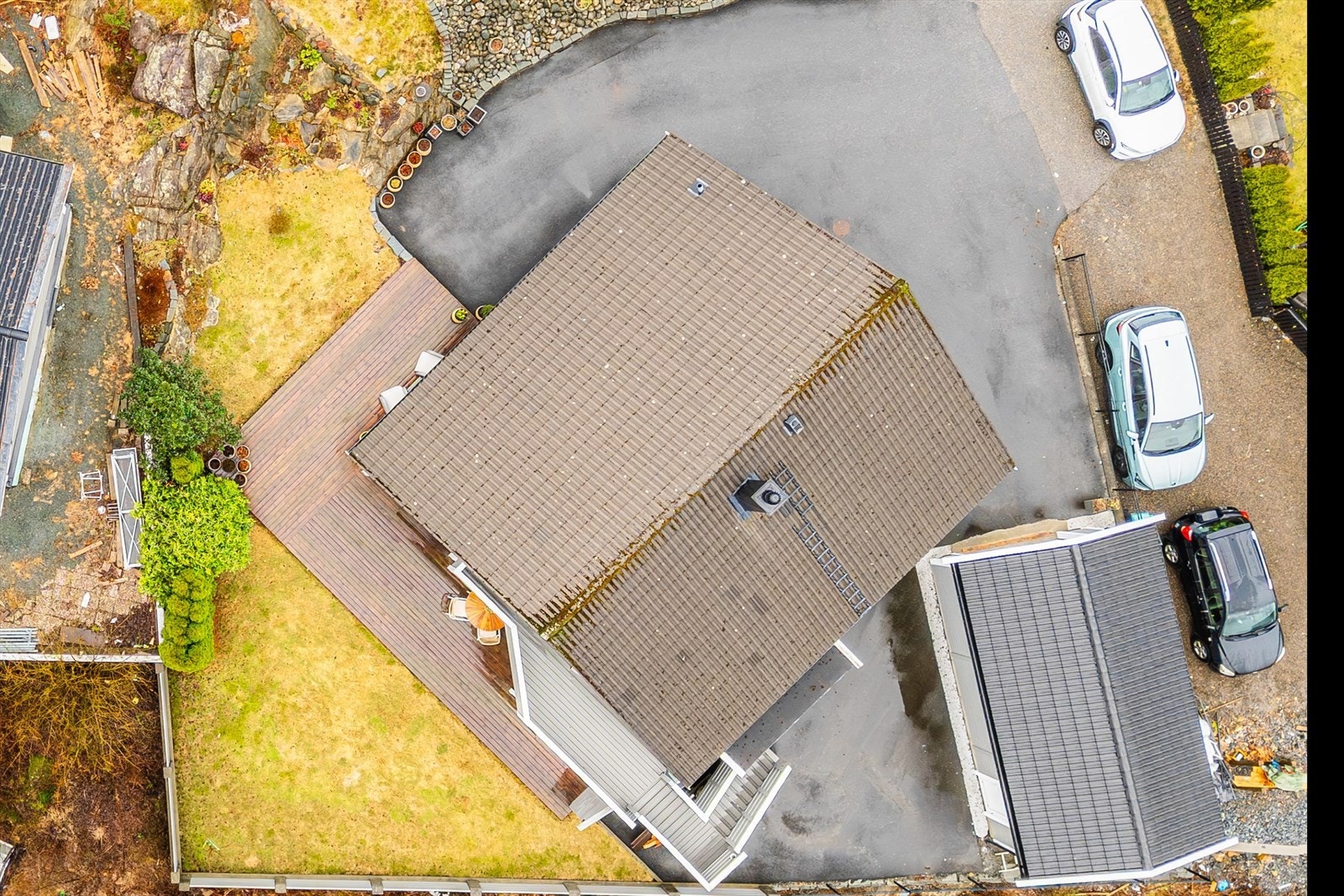 Tomten er fint opparbeidet med bebyggelse, hage, terrasse og biloppstillingsplasser. Galleribilde